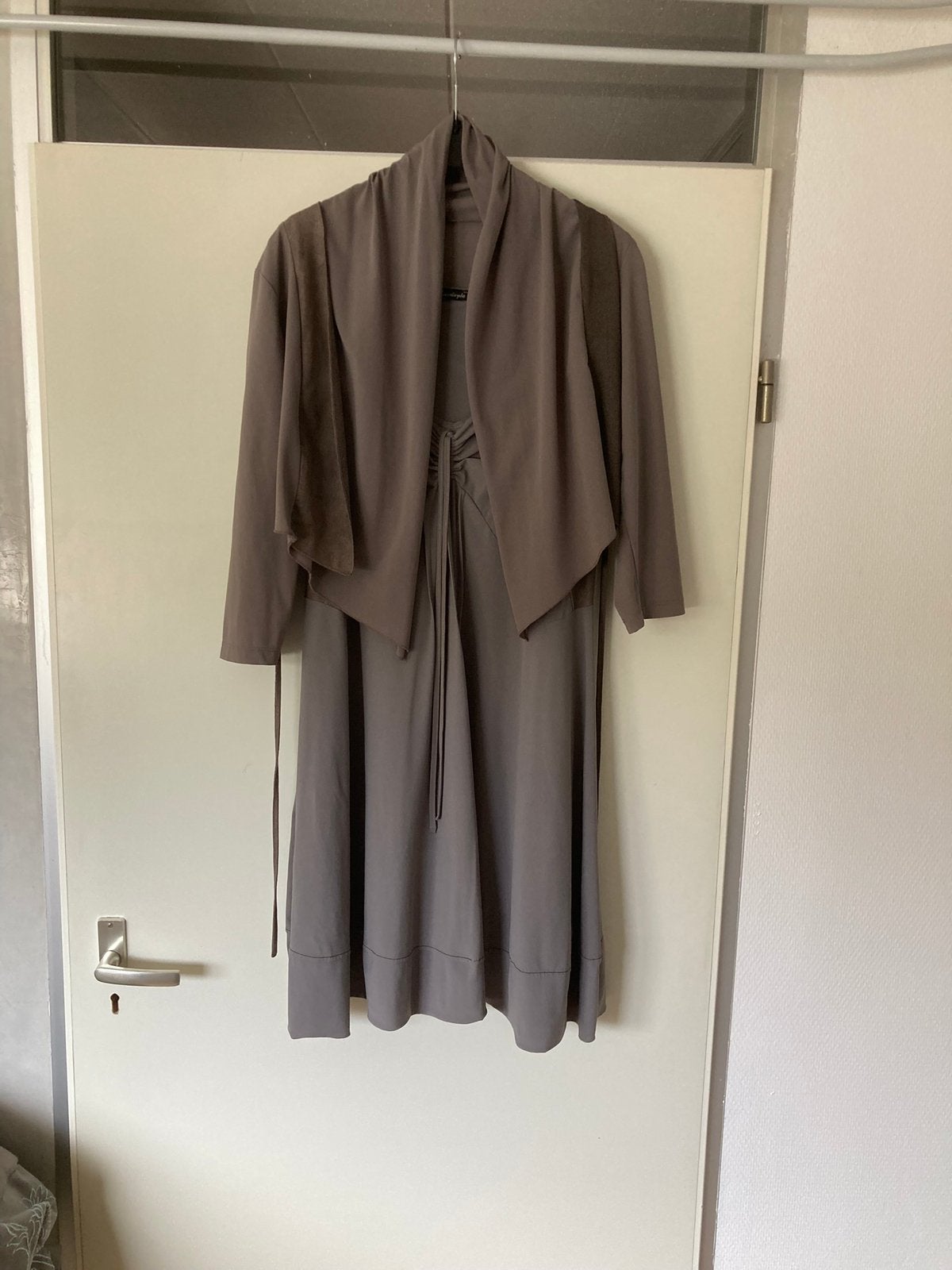 Jurkje met bolero, dames maat 40, taupe., Kleding | Dames, Ophalen of Verzenden, Zo goed als nieuw, Maat 38/40 (M), Knielengte