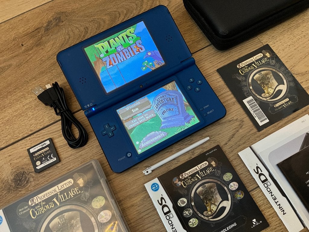 Nintendo DSi XL desgewenst met spellen & tas, Spelcomputers en Games, Spelcomputers | Nintendo DS, Ophalen of Verzenden, Gebruikt