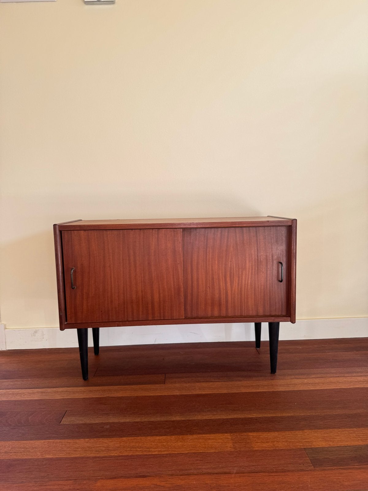 Vintage klein Deens dressoir met schuifdeuren op pootjes, Ophalen, Gebruikt