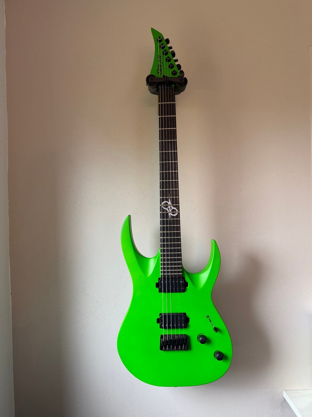 Solar gitaar met flightcase - Neon Groen, Ophalen of Verzenden, Zo goed als nieuw, Solid body, Overige merken