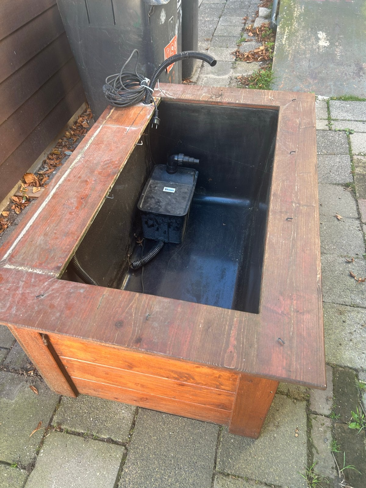 Vijverbak met ombouw, pomp, filter en net, Ophalen, Gebruikt