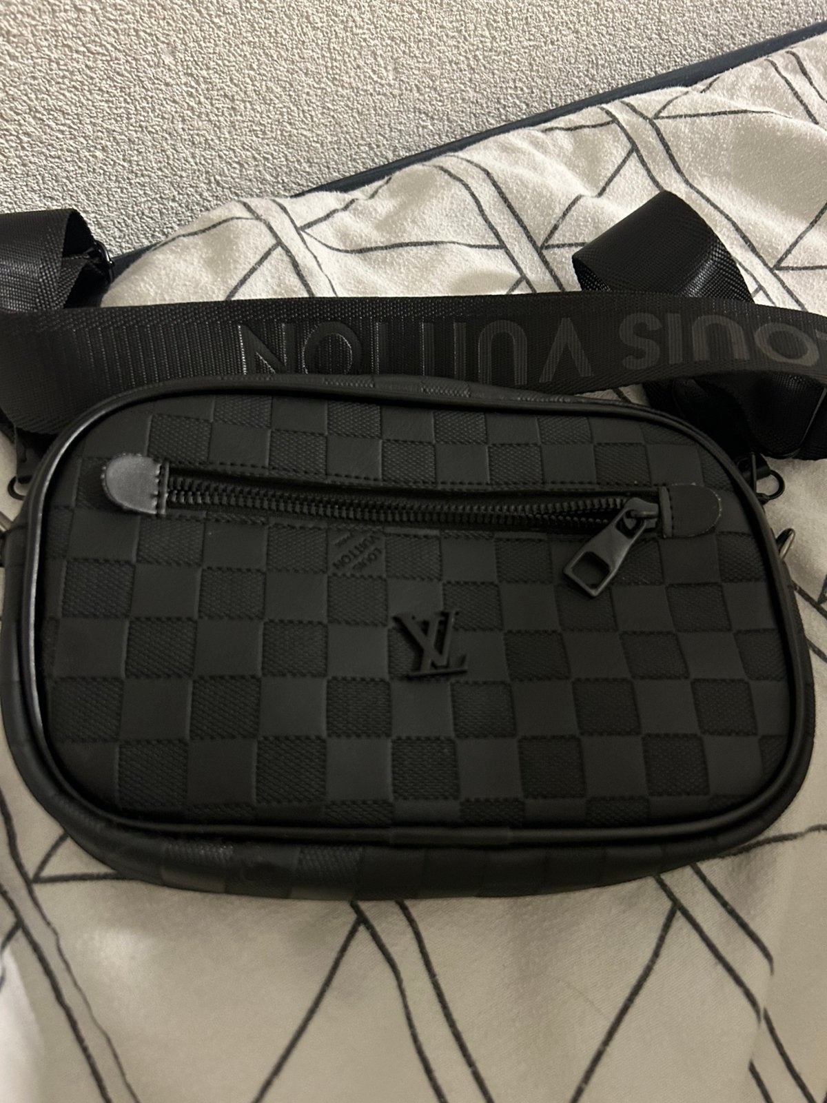 Louisvuitton nek tasje, Ophalen of Verzenden, Zo goed als nieuw