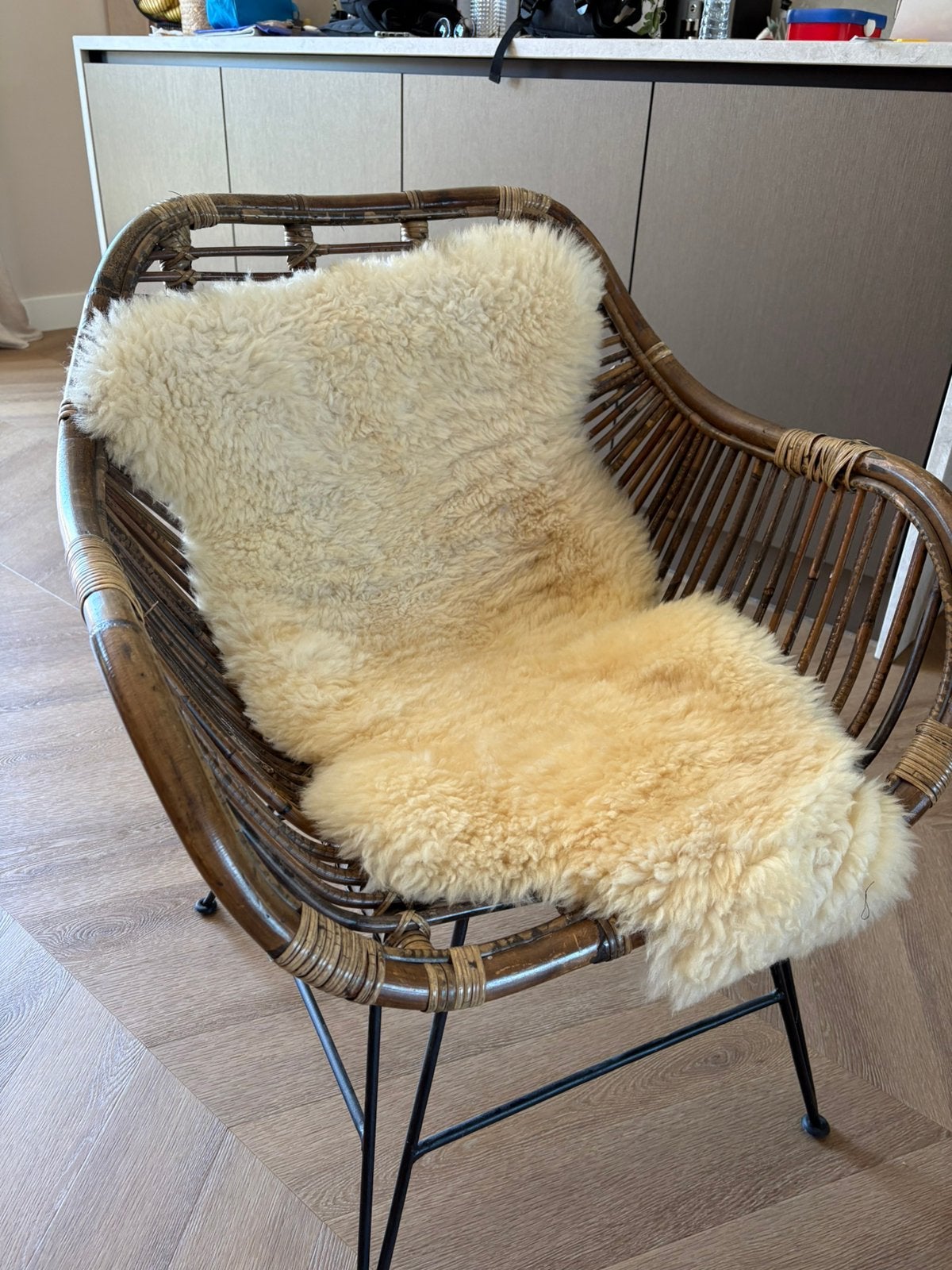 Rieten stoel met schapenvacht, Huis en Inrichting, Stoelen, Ophalen, Zo goed als nieuw, Bruin, Eén