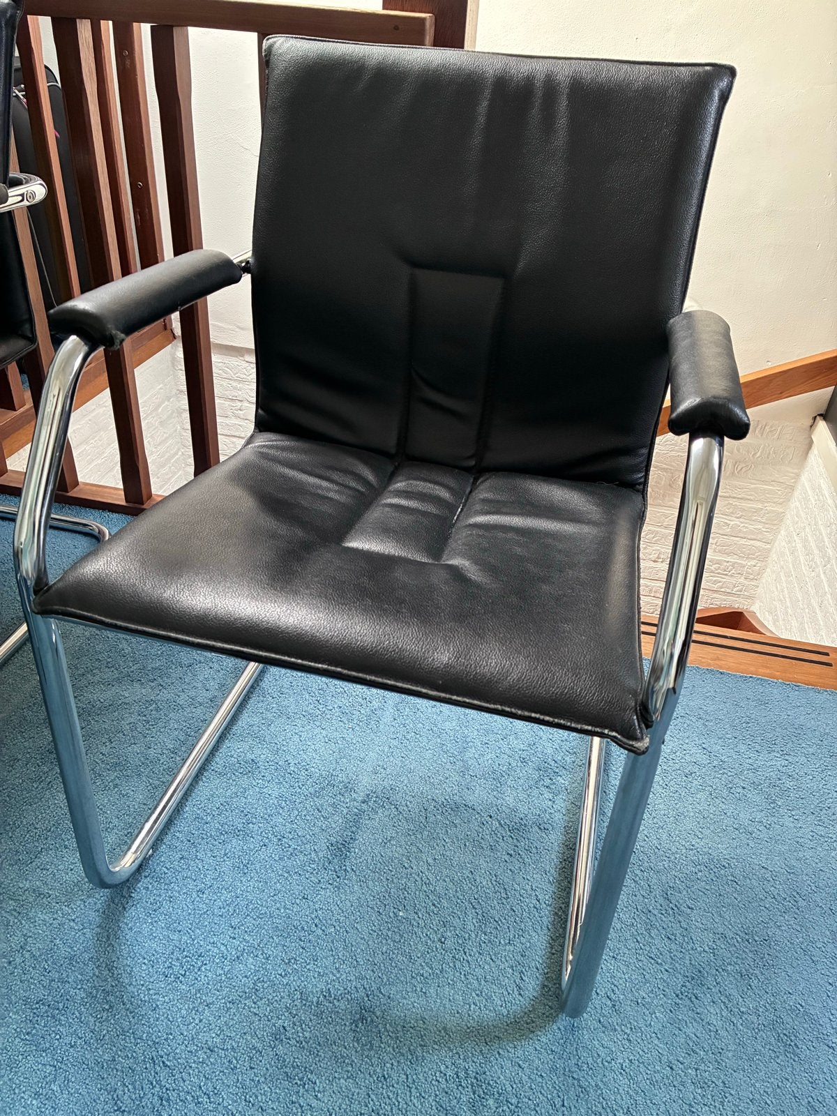 3 stoelen met zwarte leren bekleding - gratis af te halen, Ophalen, Gebruikt, Drie, Zwart