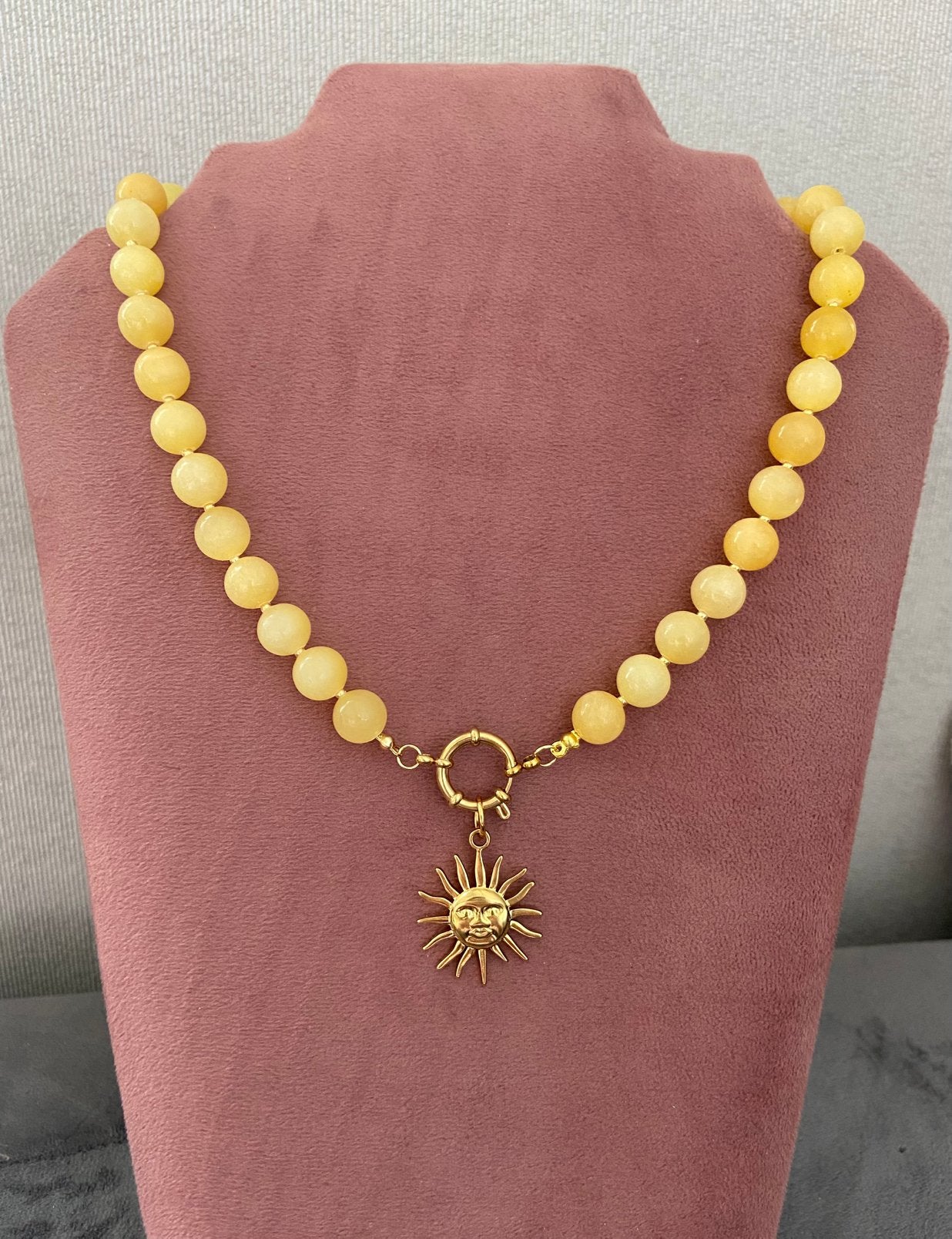 Lichtgele natuurstenen kralenketting met zon bedel, Sieraden, Tassen en Uiterlijk, Kettingen, Met hanger, Verzenden, Geel, Nieuw