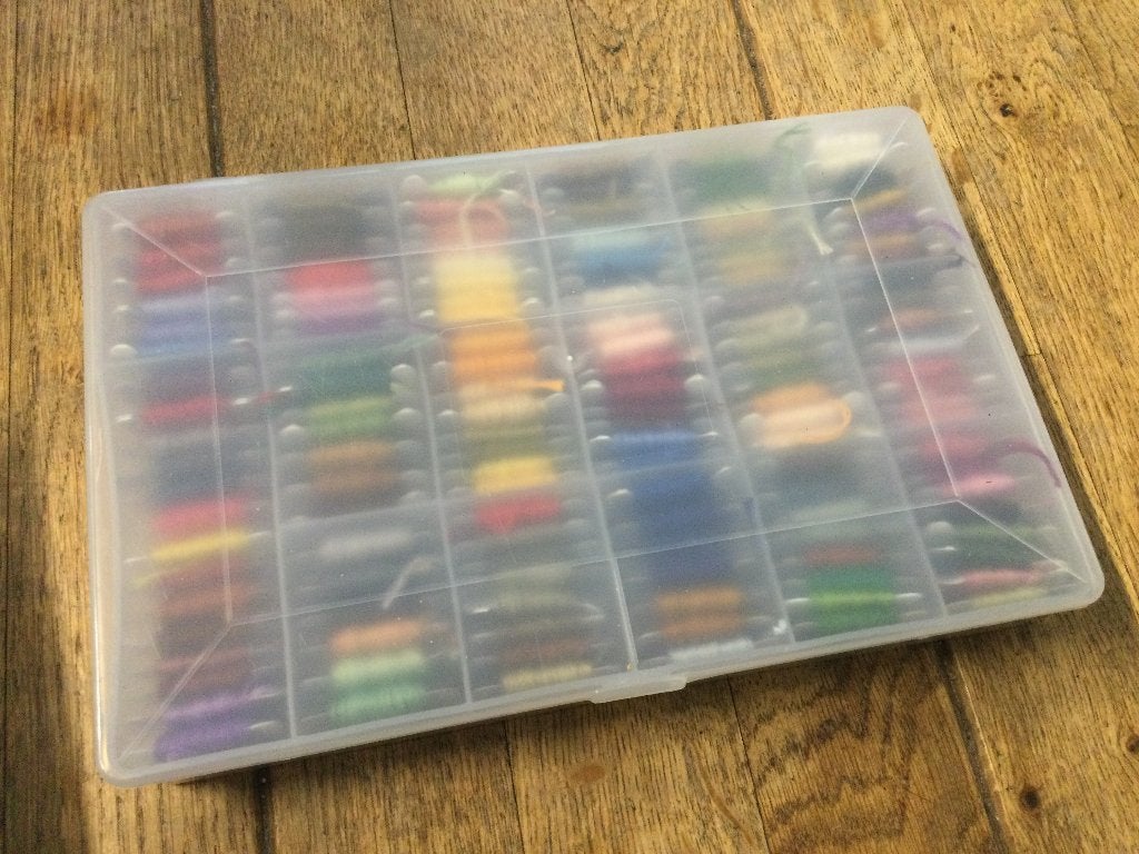 Doos DMC garen op bobbins, Hobby en Vrije tijd, Borduren en Borduurmachines, Ophalen of Verzenden, Zo goed als nieuw, Handborduren