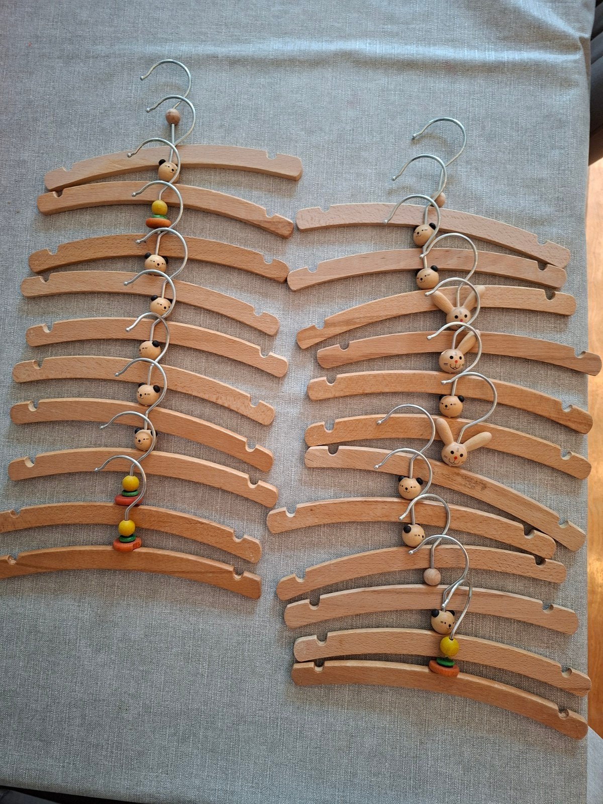 Houten babykledinghangers  - 22 stuks, Ophalen of Verzenden, Zo goed als nieuw, Overige typen, Overige kleuren