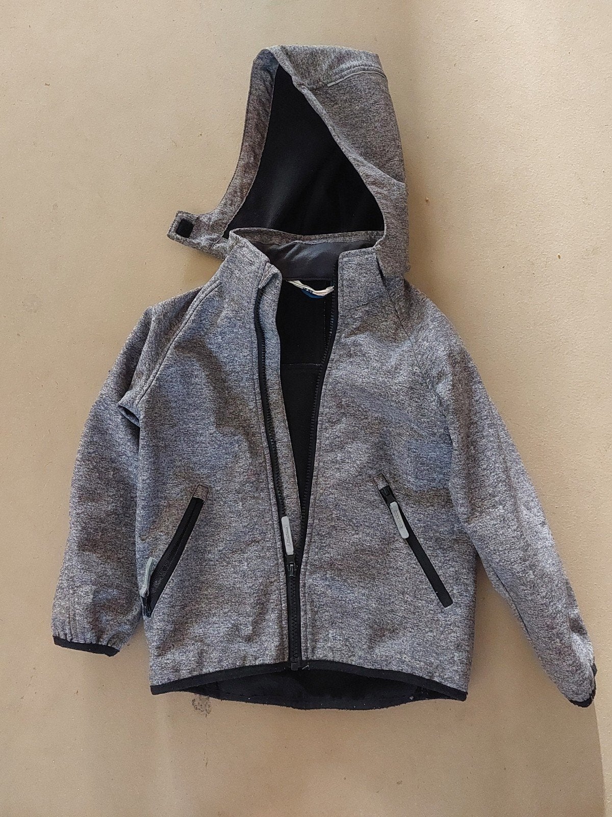 Grijze softshell jas met afneembare capuchon, Kinderen en Baby's, Gebruikt, Ophalen of Verzenden, Onbekend, Jongen
