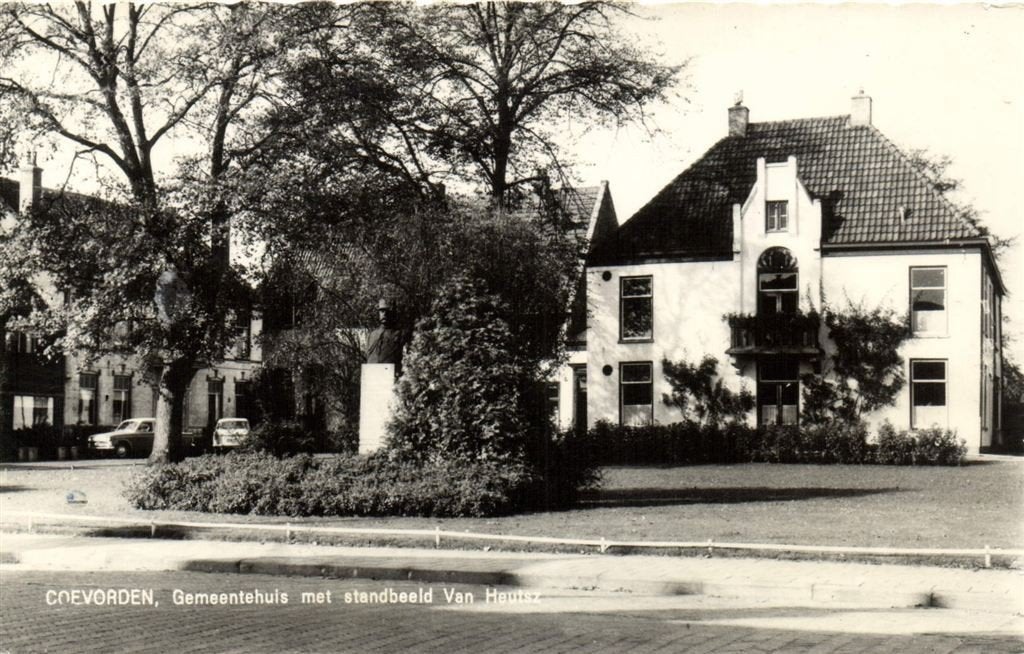 Coevorden, Gemeentehuis met standbeeld Van Heutsz - 1968 gel, Ophalen of Verzenden, 1960 tot 1980, Gelopen, Drenthe