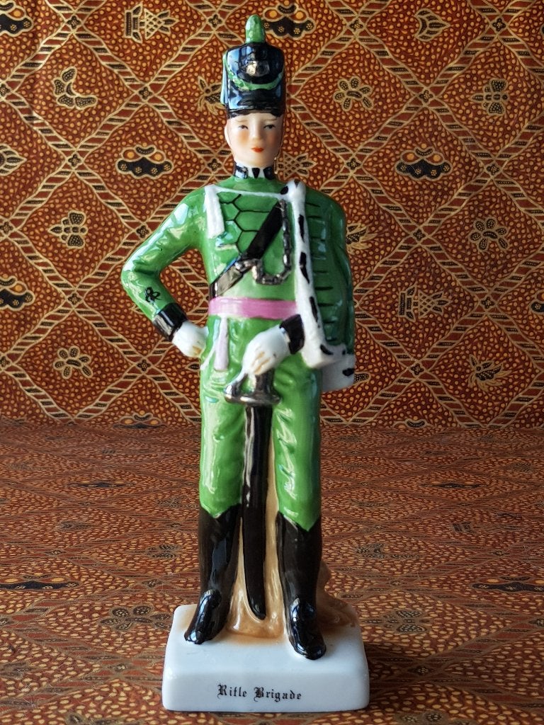 Mooi vintage beeldje uit Engeland van historische soldaat.
