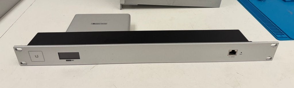 2x Ubiquiti Cloud Key Gen 2 Met 19'' Mount, Gebruikt, -, Ubiquiti, -