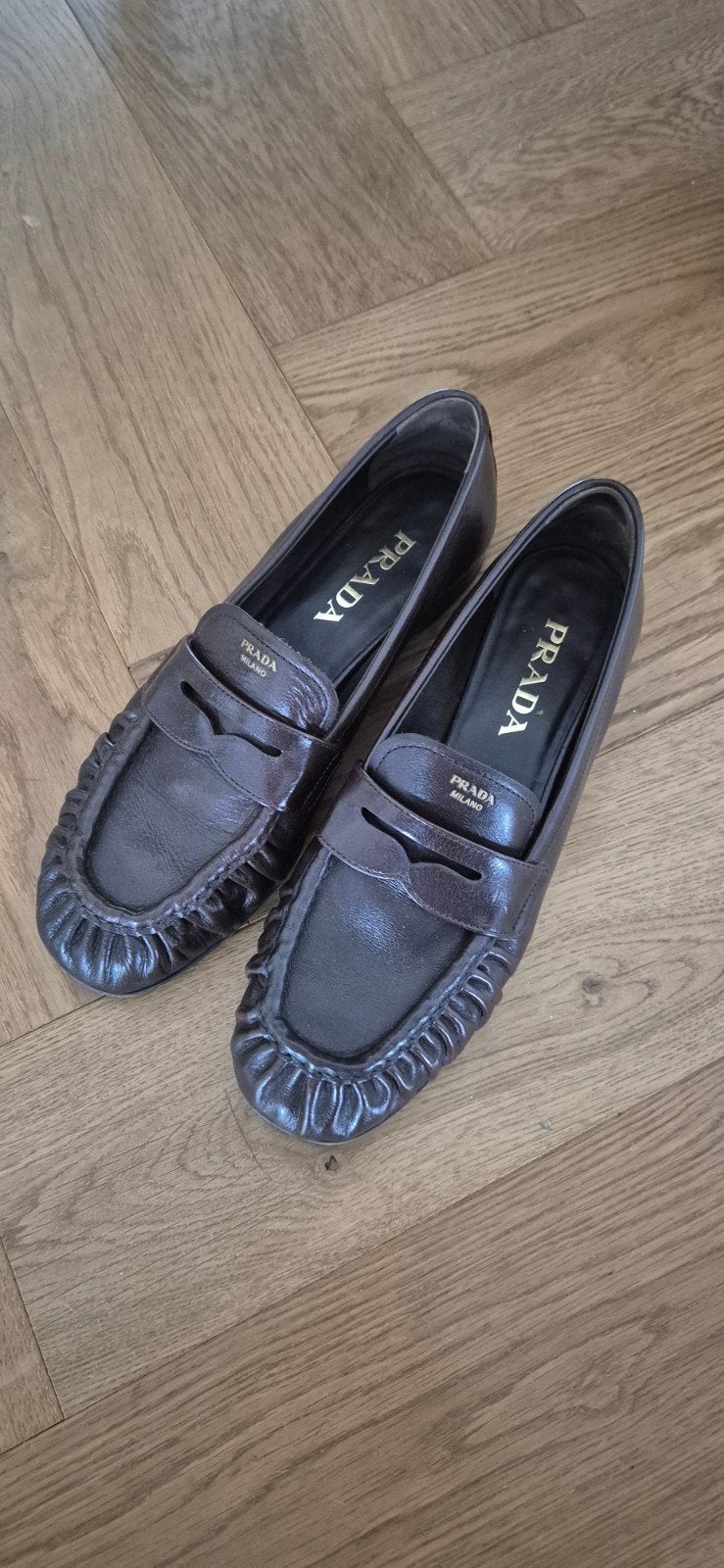 Prada loafers bruin leer met gesmokte neus, Ophalen of Verzenden, Zo goed als nieuw, Zwart, Instappers