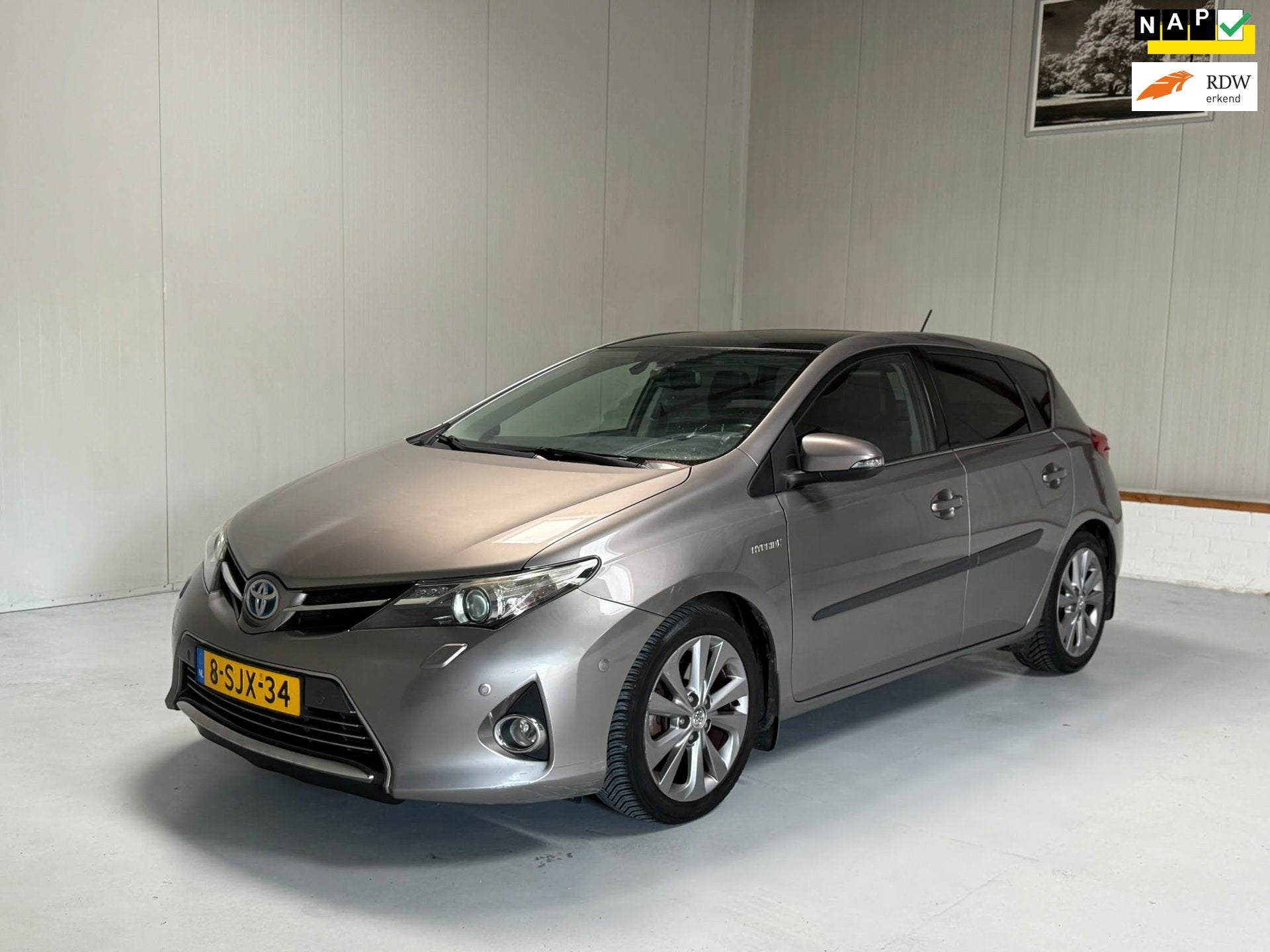 Toyota Auris 1.8 Hybrid Lease Pro/Xenon/Pano/JBL/Camera/NLau, Auto's, Euro 5, Gebruikt, 4 cilinders, Bruin