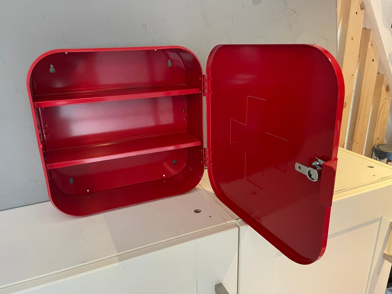 Medicijnkastje rood zonder sleutel, Ophalen, 25 tot 50 cm, 50 tot 100 cm, Minder dan 100 cm
