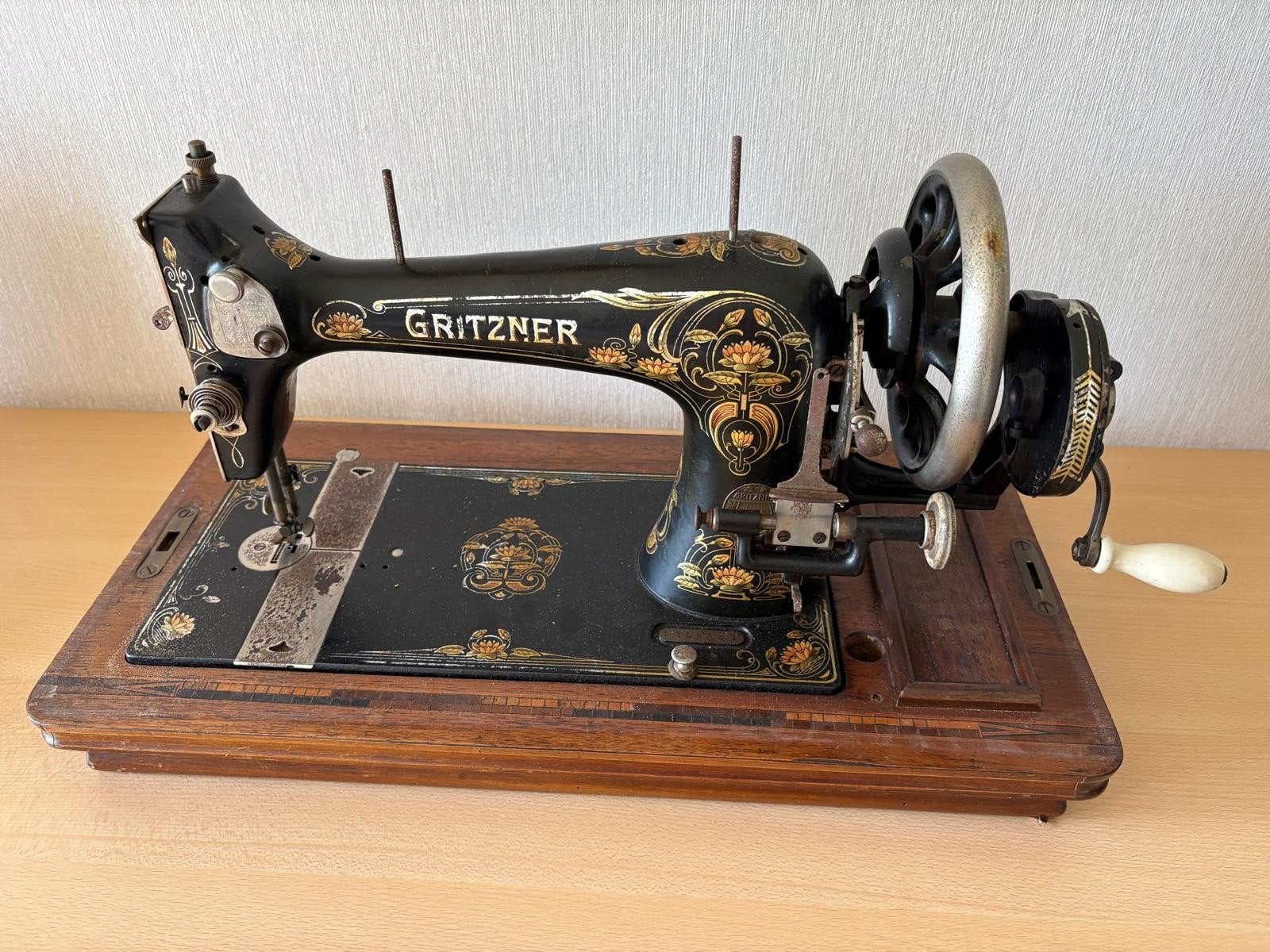 Gritzner handnaaimachine, Ophalen