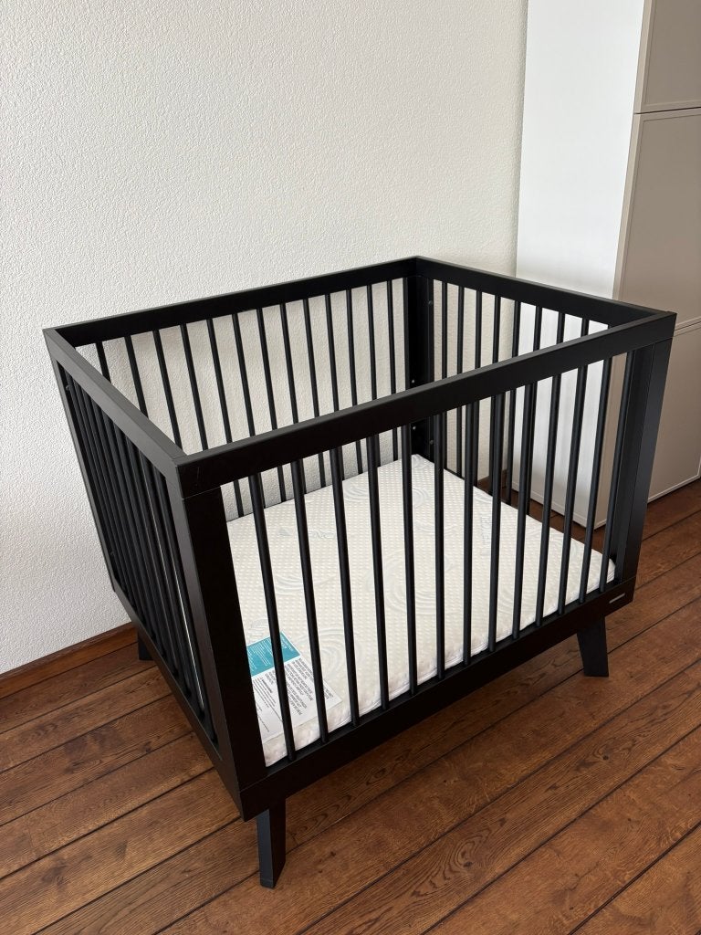 Kidsmill Sixties box zwart met verstelbare bodem + matras, Ophalen, Zo goed als nieuw, Vierkant, In hoogte verstelbaar