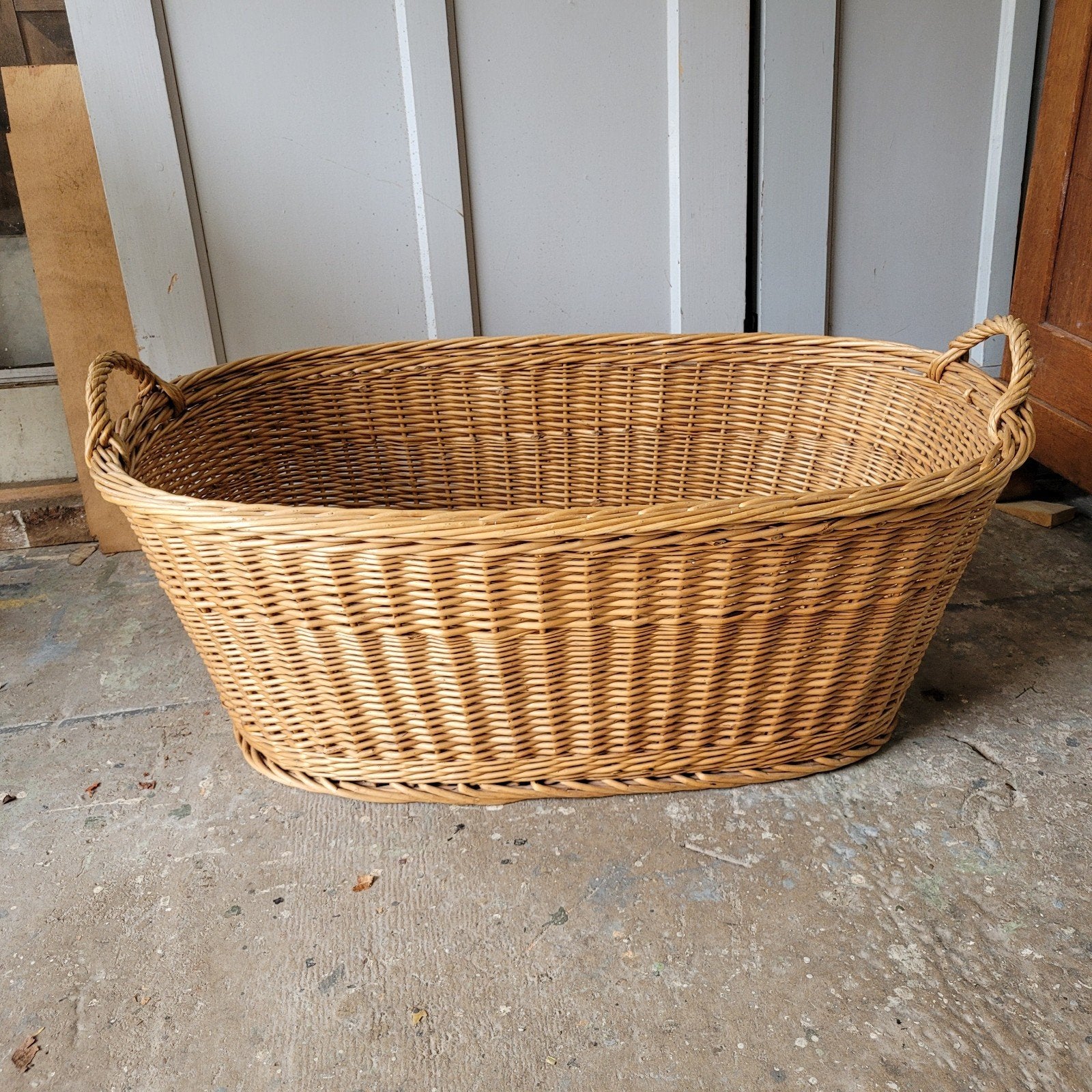Brocante oude grote rieten ovale mand wasmand houtmand, Ophalen, Gebruikt, Mand, Rian.verbeet@gmail.com