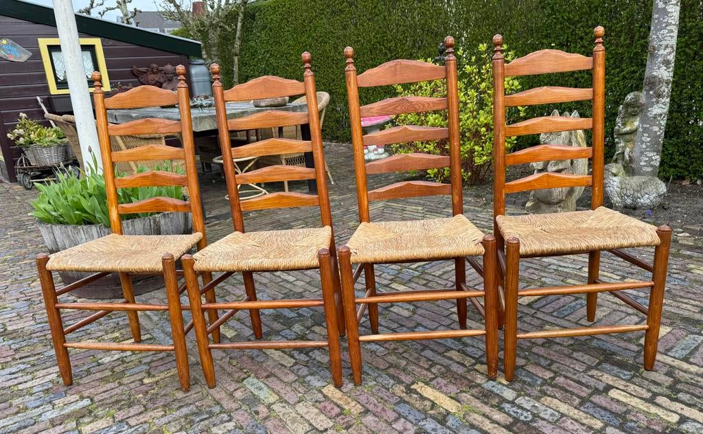 Set van 4 vintage houten keukenstoelen met rieten zitting., Ophalen