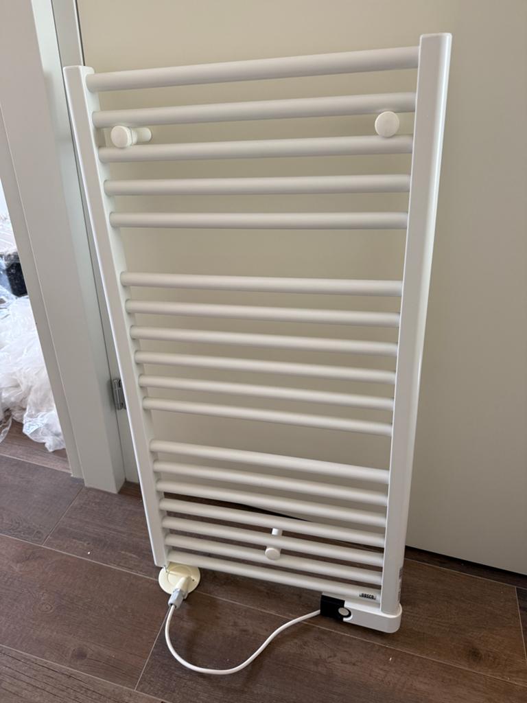 Elektrische badkamer radiator met thermostaat, Ophalen, Radiator, Zo goed als nieuw, 60 tot 150 cm