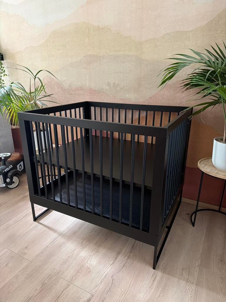 Kidsmill modular Baby Box Zwart met Stalen Frame, Ophalen, Zo goed als nieuw, Vierkant, In hoogte verstelbaar