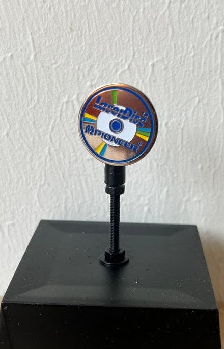 Vintage LaserDisc Pioneer Pin, Ophalen of Verzenden, Zo goed als nieuw, Speldje of Pin, Nvt