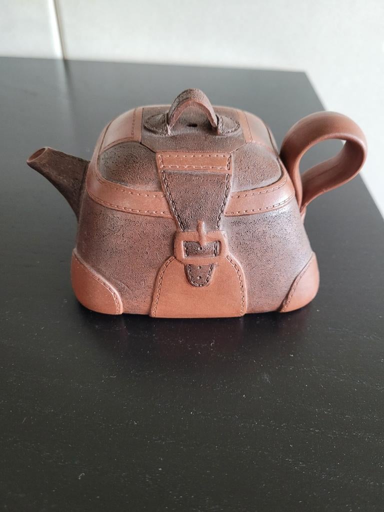 Yixing - theepot in kofferdesign - Bruin keramiek, Antiek en Kunst, Antiek | Keramiek en Aardewerk, Ophalen of Verzenden