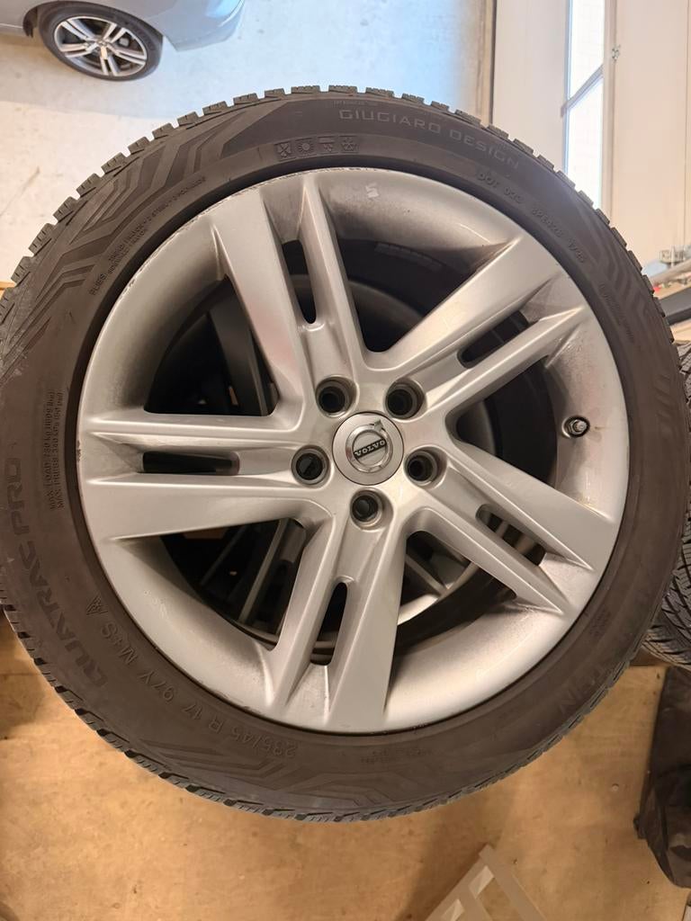 Volvo 17" wielen set met 2 nieuwe all seasonbanden, Ophalen, Volvo