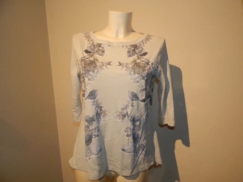 Marccain licht blauw shirt bloemen parelemoer opdruk N4