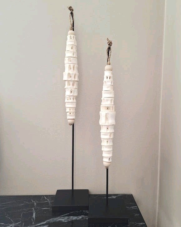 Set van 2 prachtige ornamenten kettingen op voet vakkenkast, Huis en Inrichting, Nieuw, Ophalen of Verzenden, X, X