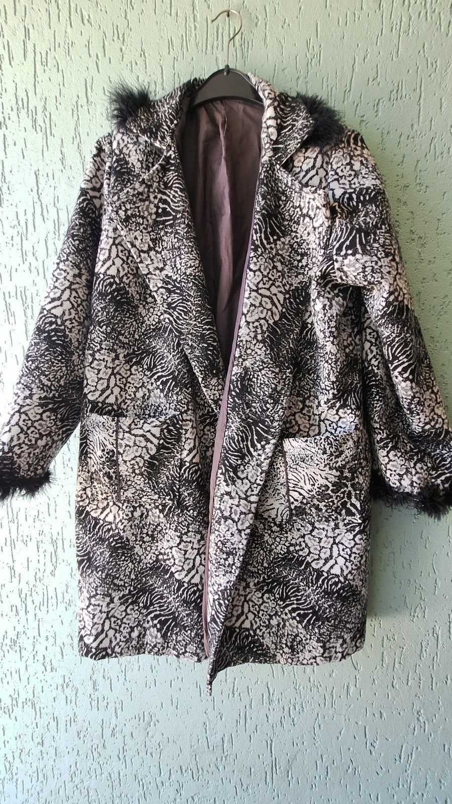 Zwart-witte jas met print en bontdetails, Kleding | Dames, Zwart, Maat 42/44 (L), Ophalen of Verzenden, Onbekend