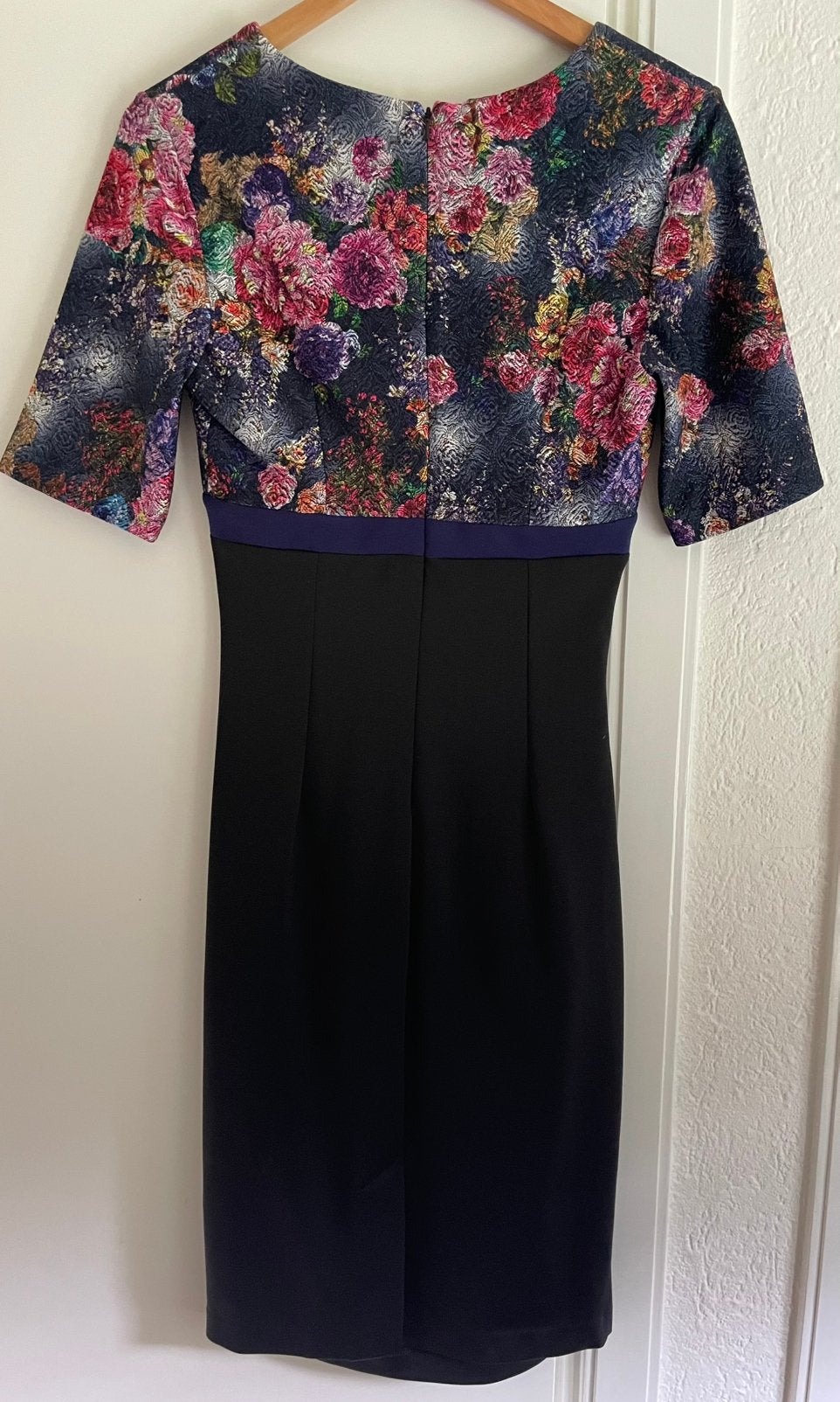 Diva Catwalk zwart met bloemen pencil dress M = S, Ophalen, Zwart, Zo goed als nieuw, Knielengte