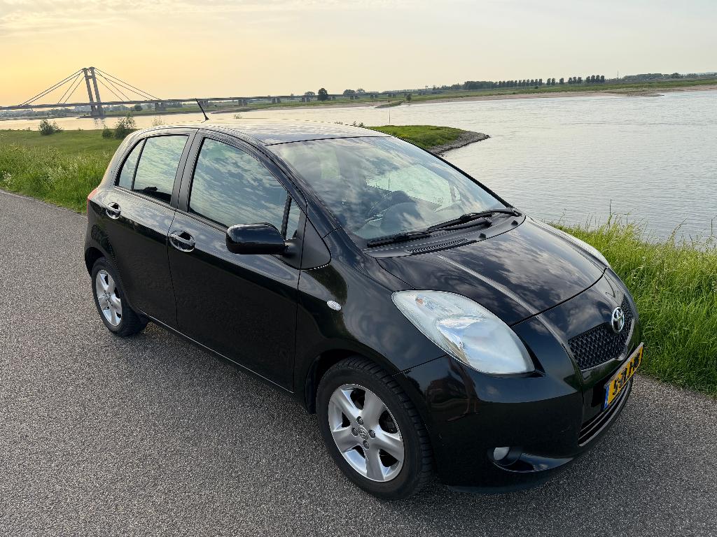 Toyota Yaris 1.3 / 5DR / Keyless / Climate Control / 17 inch, Voorwielaandrijving, 40 €/maand, Zwart, 4 cilinders