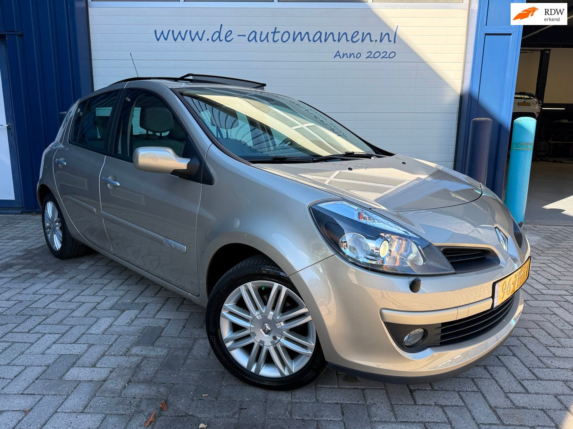 Renault Clio 1.6-16V Initiale AUTOMAAT 5-drs / LEER / DAK /, Auto's, 535 kg, Gebruikt, Beige, 4 cilinders