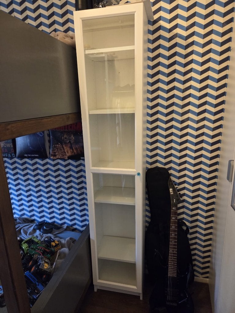 Witte vitrinekast met glazen deur en planken, Ophalen, Minder dan 50 cm, 200 cm of meer, Overige houtsoorten