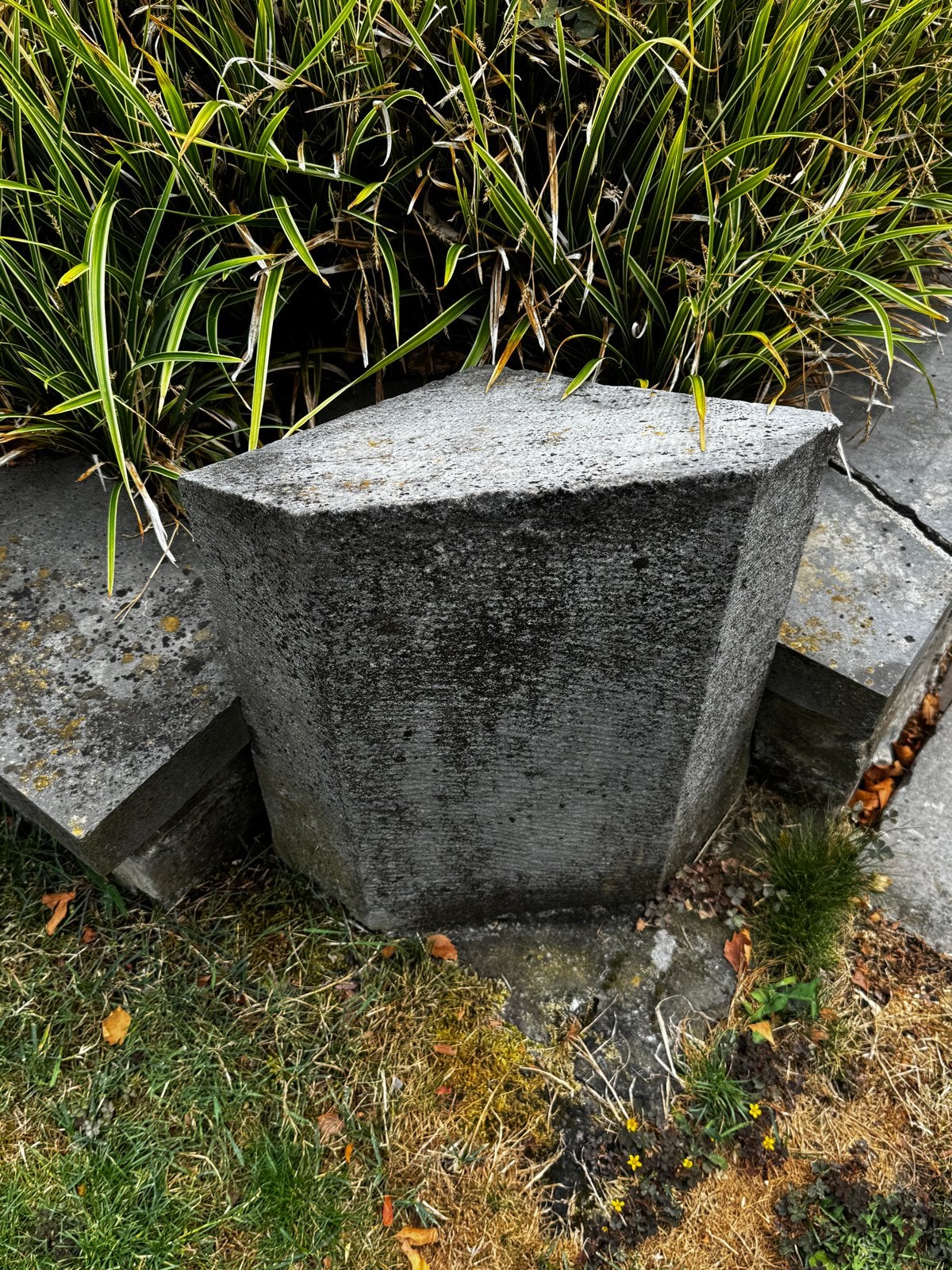 4 Zeer oude hardstenen hoekstenen uit rijksmonument, Ophalen