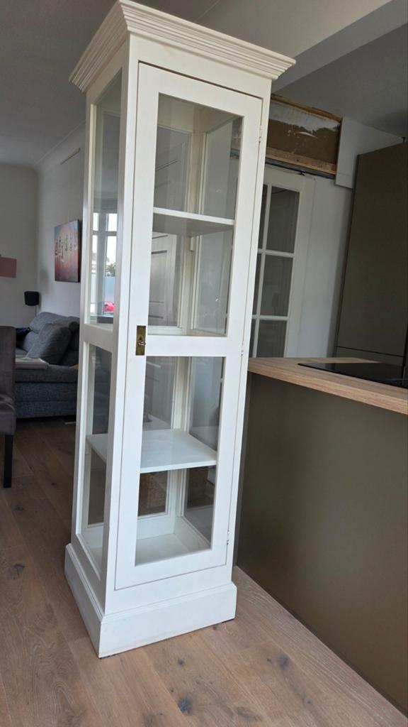 Witte vitrinekast met glazen deuren en planken, Huis en Inrichting, Kasten | Vitrinekasten, Ophalen, Glas, Klassiek, Modern, Landelijk