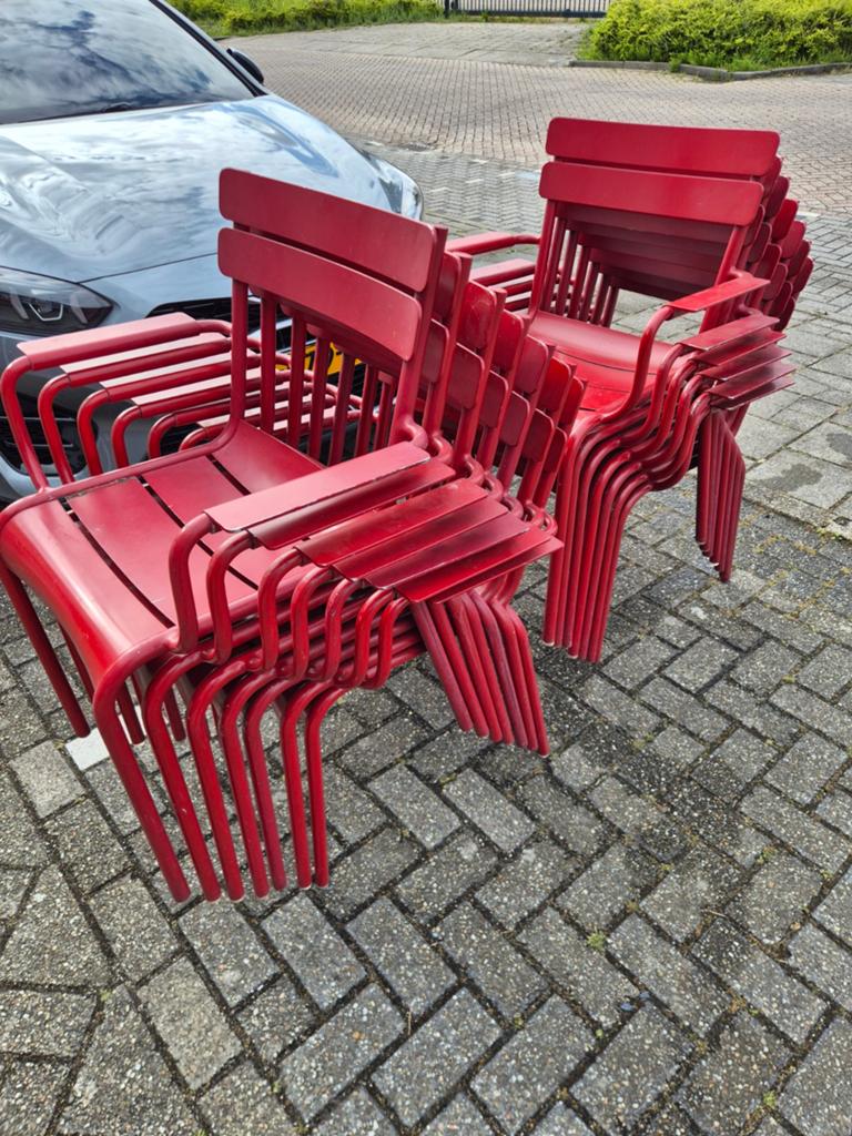 Gebruikte rode fermob armstoelen Prijs per stuk 135 euro, Ophalen of Verzenden, Gebruikt