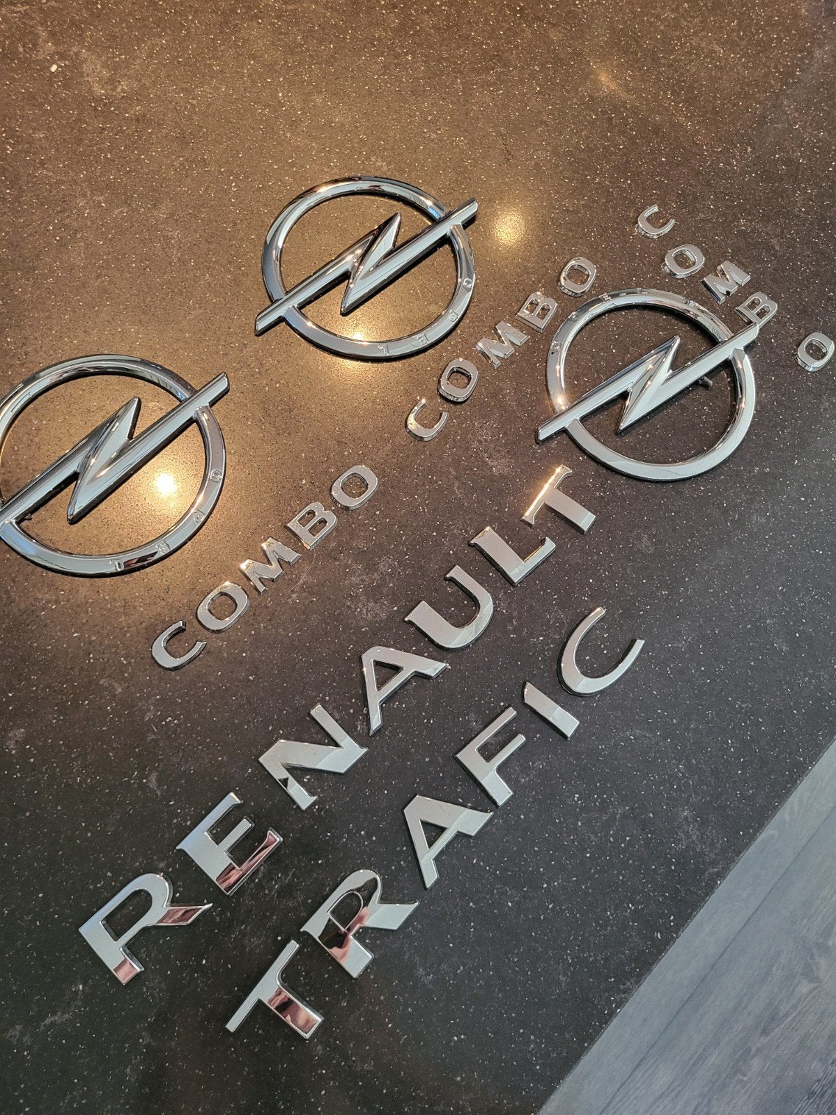 Logo Auto onderdelen. Renault Trafic en Opel Combo, Ophalen of Verzenden