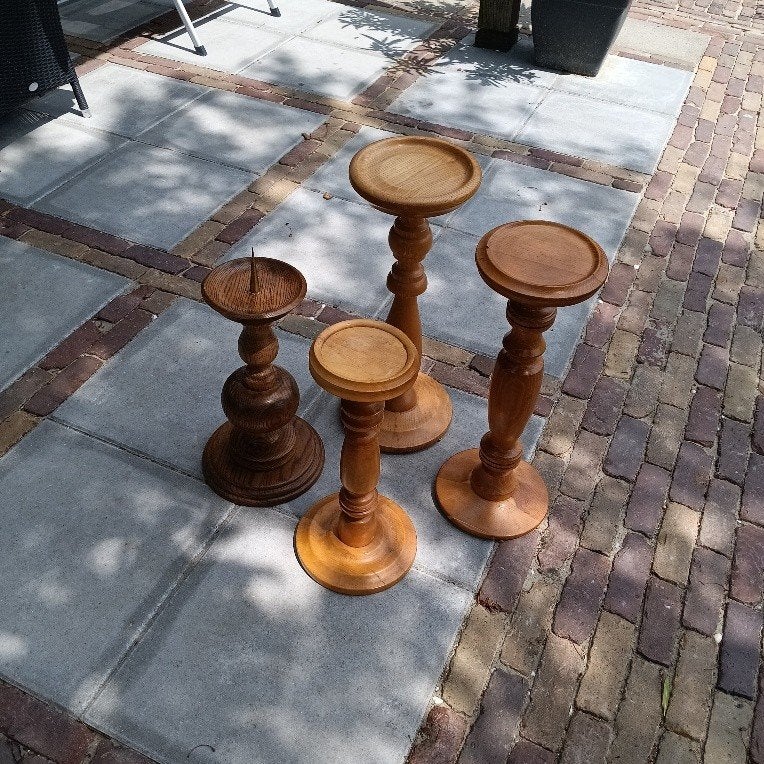 Antieke kaarsen standaards van licht eiken e.a., Huis en Inrichting, Krukjes, Ophalen, Hout