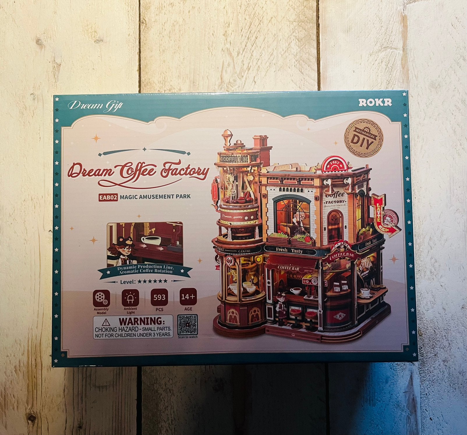 Nieuw in doos!! ROKR Dream Coffee Factory EAB02, Hobby en Vrije tijd, Ophalen of Verzenden, Zo goed als nieuw, 1:50 tot 1:144