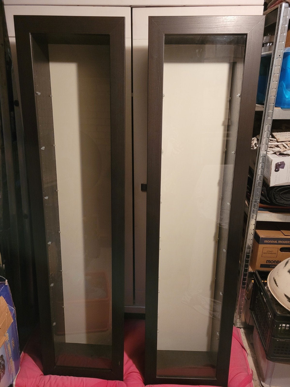 Gratis 2 Ikea Bertby vitrine hang kasten, Ophalen, Gebruikt