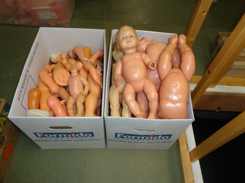 2 Verhuisdozen met poppen en onderdelen voor Halloween., Ophalen of Verzenden, Halloween of Griezel