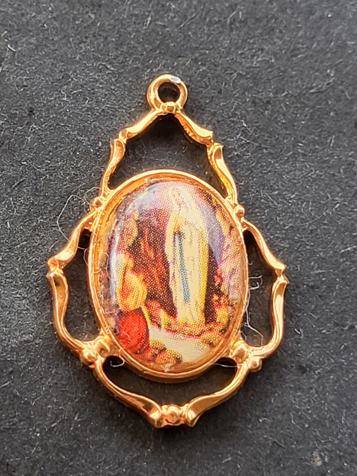 Bedeltje Lourdes kleur met Maria afbeelding - Vintage Hanger, Antiek en Kunst, Antiek | Religie, Ophalen of Verzenden
