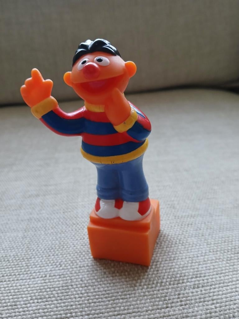 Sesamstraat Ernie op Sokkel poppetje., Ophalen of Verzenden, Zo goed als nieuw