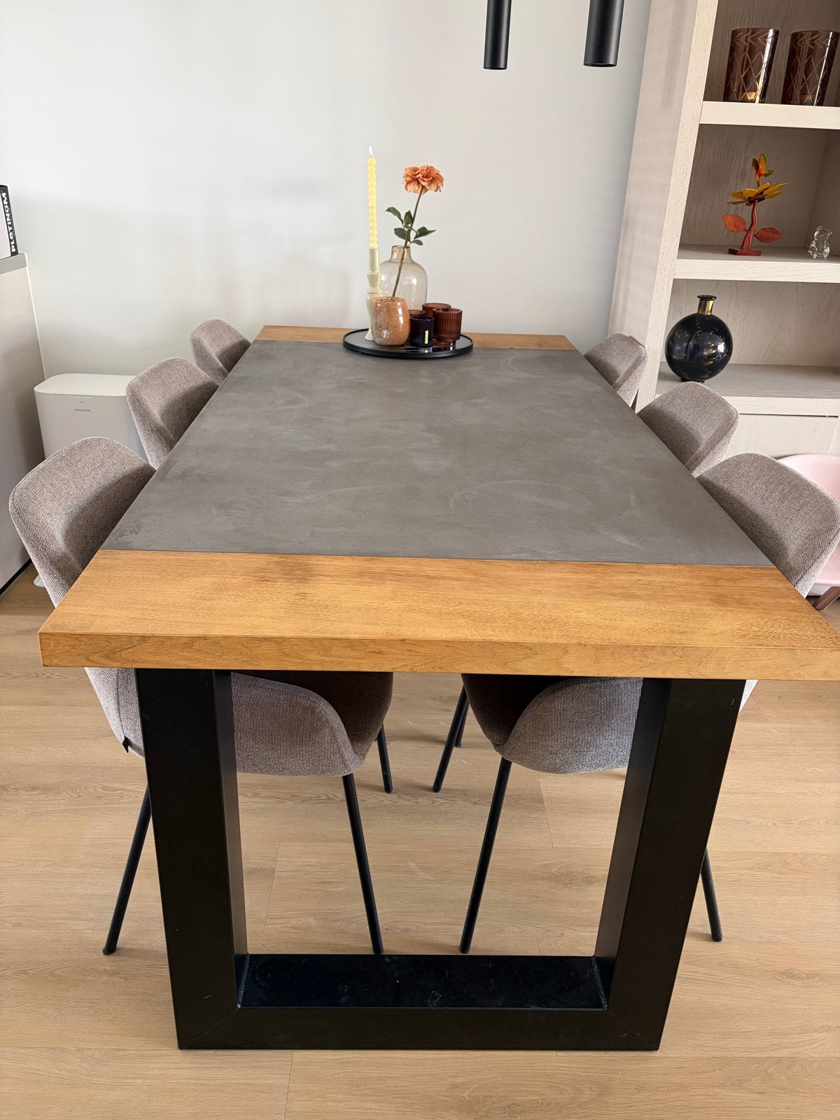 Industriële eettafel met betonlook en houten accenten, Huis en Inrichting, Tafels | Eettafels, Ophalen, Gebruikt, 100 tot 150 cm