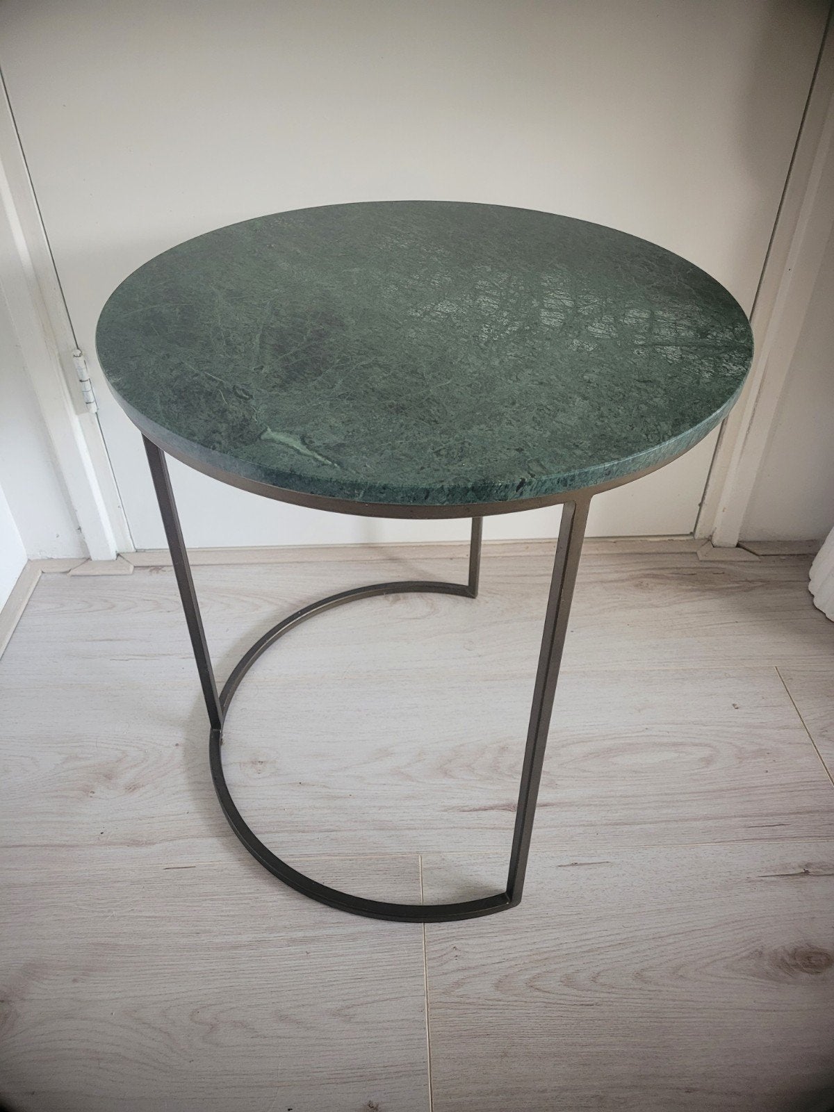 Ronde bijzettafel met groen marmeren blad en metalen frame, Overige materialen, Minder dan 55 cm, Gebruikt, Rond