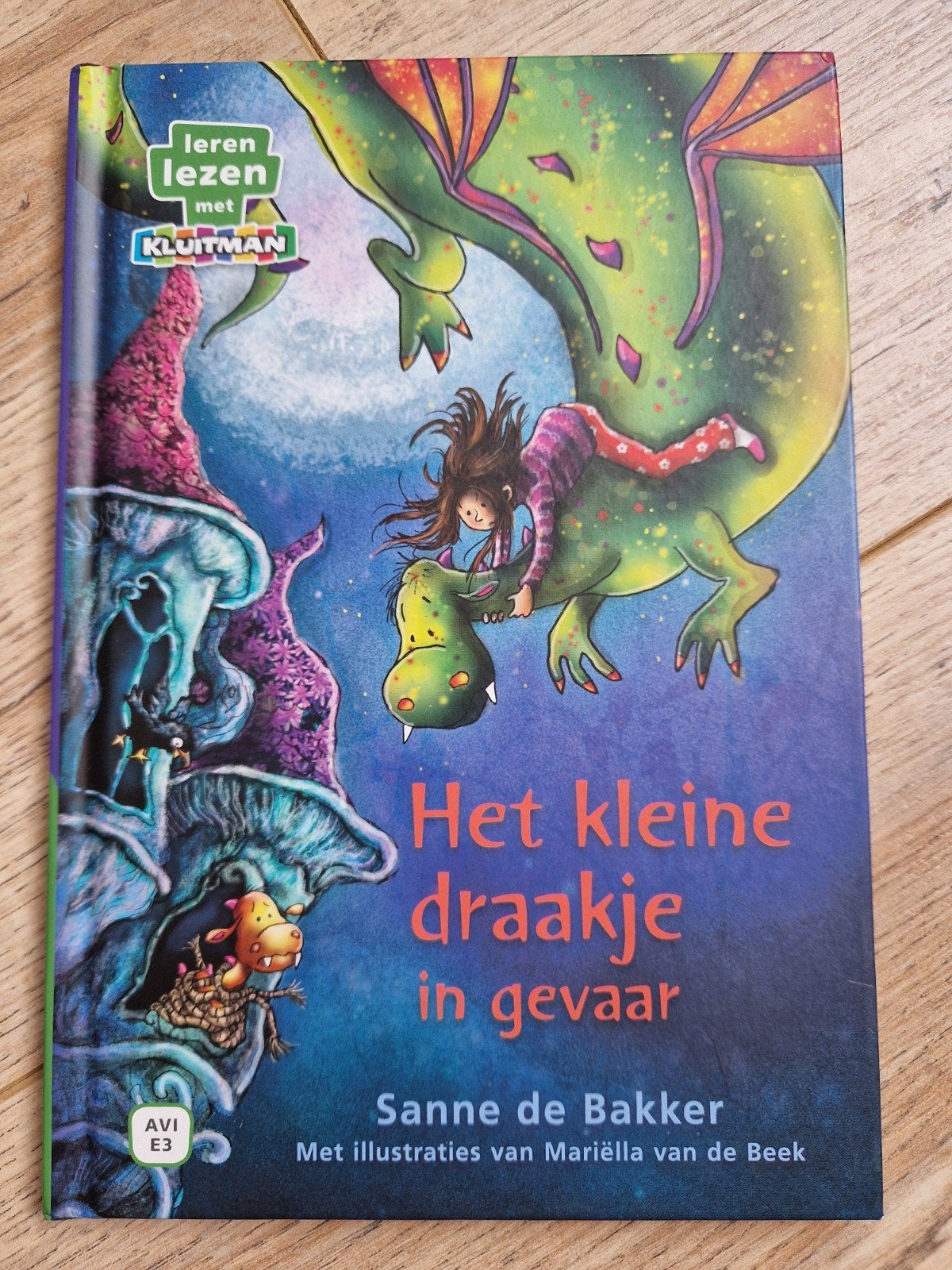 Het kleine draakje in gevaar - Leren lezen met Kluitman, Ophalen of Verzenden, Zo goed als nieuw, Sanne de Bakker, Fictie algemeen