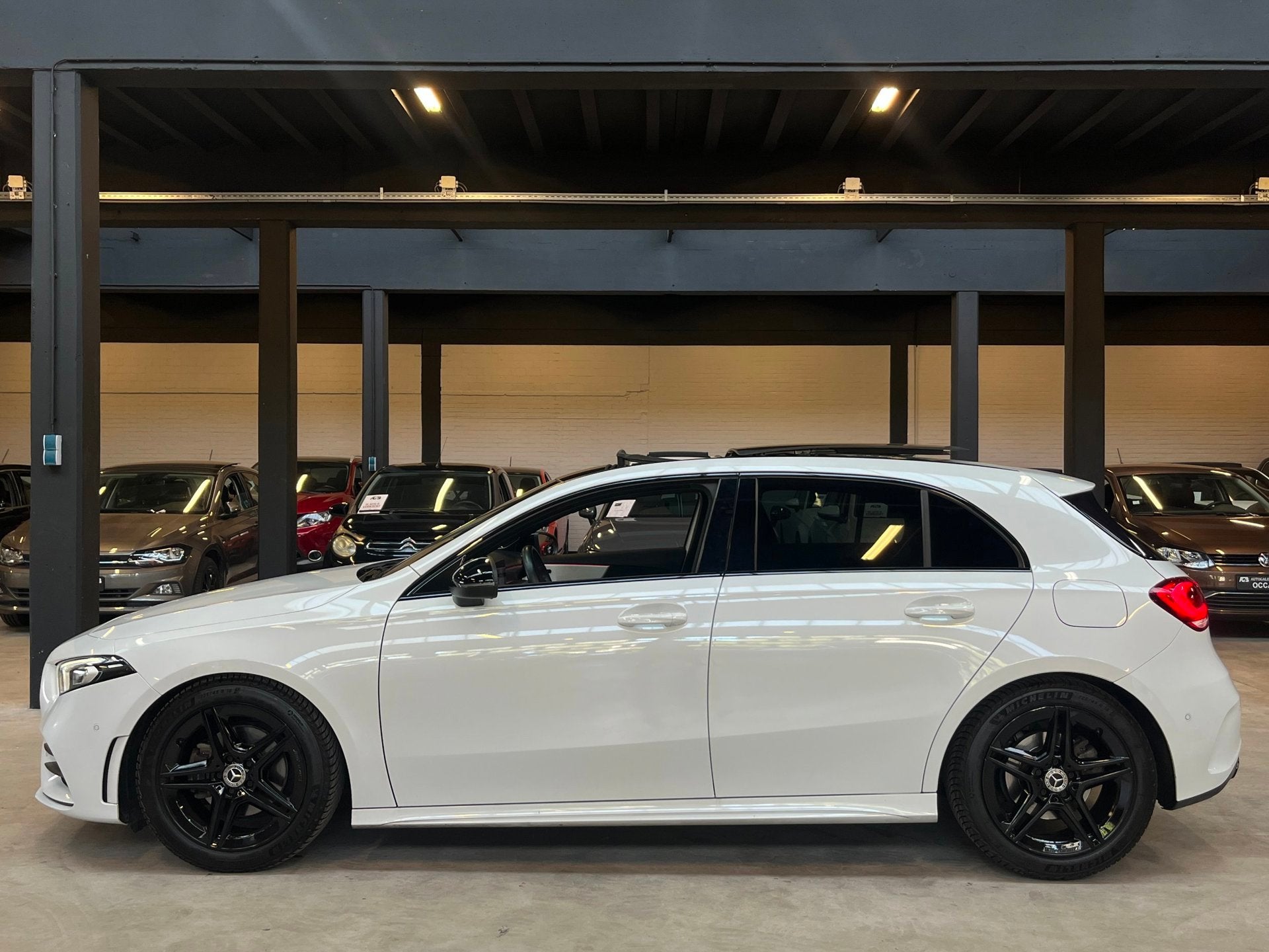 Mercedes-Benz A-klasse 200 Business Solution AMG Pano/Carpla, Auto's, Mercedes-Benz, Dealer onderhouden, 1300 kg, Gebruikt, Zwart
