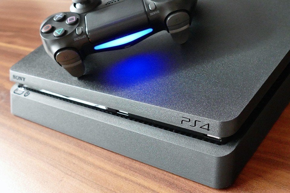 PS4 Slim 500GB met 2 controllers en 6 topgames