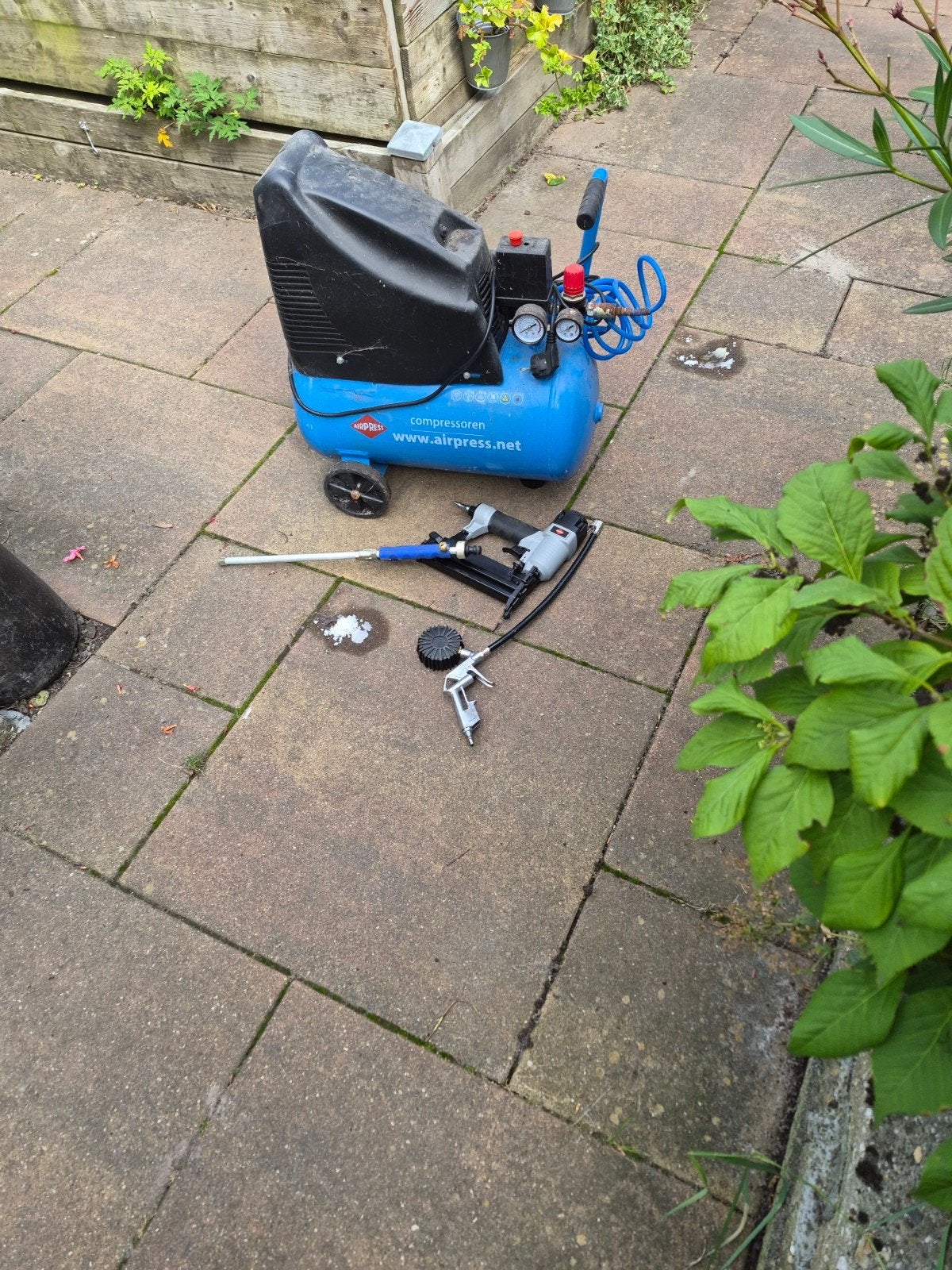 Airpress compressor met tacker en blaaspistool, Ophalen, Gebruikt